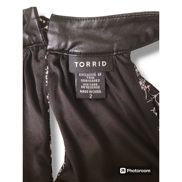 Torrid Black White Floral Leather Halter Hi-Lo Hem Lined Sleeveless Top - Size 2 - Picture 5 of 8